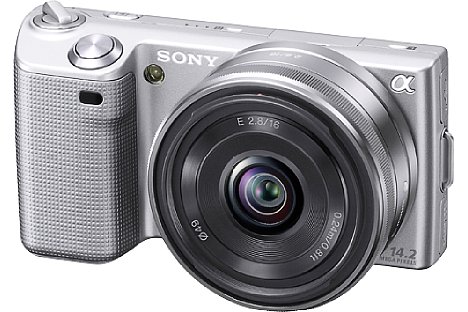 Bild Sony NEX-5AS Kit mit SEL 16 mm F2.8 Objektiv [Foto: Sony]