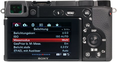 Bild Die Sony Alpha 6100 besitzt einen OLED-Sucher sowie einen 16:9-Touchscreen, der sich um 74 Grad nach unten und für Selfies sogar um 180 Grad nach oben klappen lässt. [Foto: MediaNord]