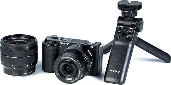 Bild Die Sony ZV-E10 ist zum Test eingetroffen. Zusammen mit einem 10-18 mm Objektiv und dem Handgriff GP-VPTBT mit kabelloser Steuereinheit. [Foto: MediaNord]