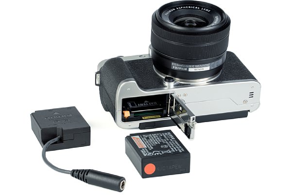 Bild Fujifilm CP-W126 Gleichstromkuppler, Akku und Kamera. [Foto: MediaNord]