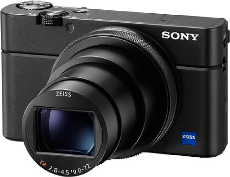 Bild Aus dem sehr kompakten Gehäuse der Sony RX100 VII entfaltet sich ein F2,8-4,5 lichtstarkes 8-fach-Zoom mit einer kleinbildäquivalenten Brennweite von 24-200 Millimeter. [Foto: Sony]