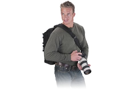 Bild Der Tamrac Evolution 8 kann auf beiden Schultern als Sling-Rucksack getragen werden. [Foto: Tamrac]