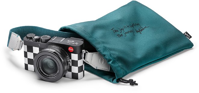 Bild Zum Lieferumfang der Leica D-Lux 7 Vans x Ray Barbee Edition gehören ein petrolfabener Gurt und eine ebenso farbige "Dust Bag", auf deren Seiten Zitate von Ray Barbee und Ernst Leitz II prangen. [Foto: Leica]