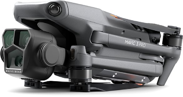 Bild Zusammengefaltet ist die DJI Mavic 3 Pro schön klein. Auffällig ist das große Dreifach-Kamerasystem im Gimbal. [Foto: DJI]