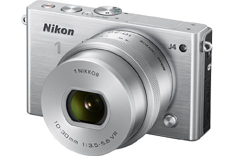 Bild Nikon 1 J4 mit 10-30 mm Objektiv in Silber. [Foto: Nikon]