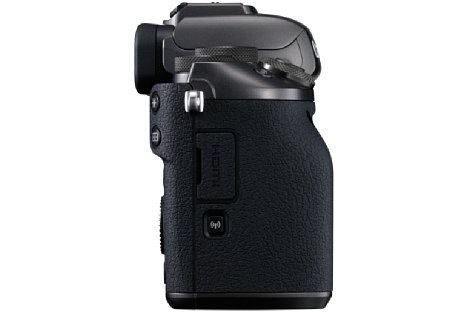 Bild Die Canon EOS M5 besitzt einen kleinen Handgriff und ist mit NFC, WLAN sowie Bluetooth ausgestattet. [Foto: Canon]