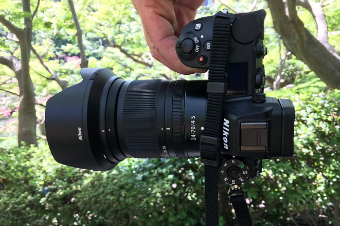 Bild Mit den drei Erstlings-Objektiven, hier das 24-70mm F4, ist die Kamera-Objektiv-Kombination perfekt austariert. [Foto: MediaNord]
