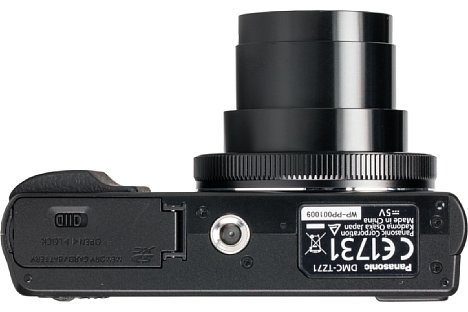Bild Das Stativgewinde der Panasonic Lumix DMC-TZ71 sitzt nicht nur außerhalb der optischen Achse, sondern auch sehr dicht am Akku- und Speicherkartenfach. Es lässt sich auf dem Stativ oder mit Wechselplatte nicht öffnen. [Foto: MediaNord]