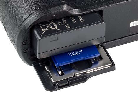 Bild Der kleine Lithium-Ionen-Akku der Panasonic Lumix DC-GX9 ist bereits nach 260 Aufnahmen leer. Er teilt sich das Fach mit der Speicherkarte, wobei die GX9 zu SD, SDHC, SDXC sowie UHS I kompatibel ist. [Foto: MediaNord]