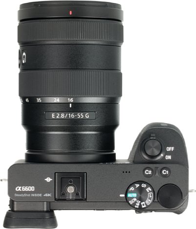Bild Das Sony E 16-55 mm 2.8 G (SEL1655G) ist zwar kein kleines Objektiv, aber für seine Lichtstärke durchaus kompakt. Die Kombination mit der Alpha 6600 wiegt fast genau ein Kilogramm. [Foto: MediaNord]