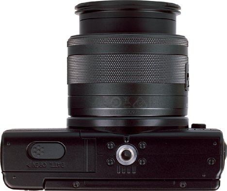 Bild Auf der Unterseite ist das Stativgewinde bei der Canon EOS M200 in der optischen Achse angebracht. Auch die Batteriefachklappe mit der Gummiabdeckung für die Stromdurchführung sitzt hier. [Foto: MediaNord]