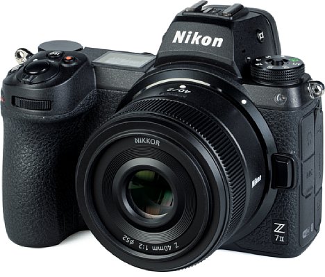 Bild Die Kombination des Nikon Z 40 mm F2.0 mit der Z 7II wiegt 865 Gramm. [Foto: MediaNord]