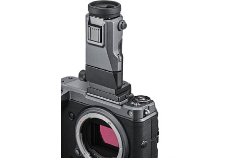 Bild Wer möchte, kann beispielsweise bei bodennahen Makroaufnahmen selbst senkrecht von oben in den Sucher der Fujifilm GFX100 hineinblicken. [Foto: Fujifilm]