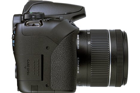 Bild Die Speicherkartenfachklappe der Canon EOS 850D ist in die Form des Handgriffs integriert. [Foto: MediaNord]