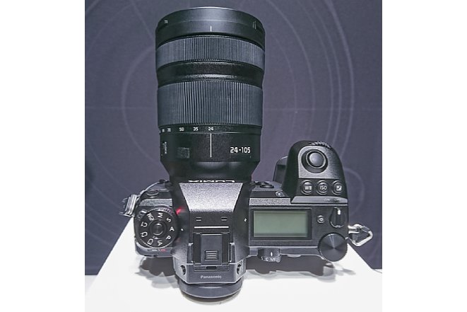 Bild Panasonic Lumix S1R (Prototyp mit nicht finalem Design) mit 24-105 mm. [Foto: MediaNord]