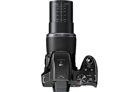 Bild Das Zoom der Fujifilm FinePix S9900W kann klassisch per Zoomhebel oder per Zoomtaste direkt am Objektiv gesteuert werden. [Foto: Fujifilm]