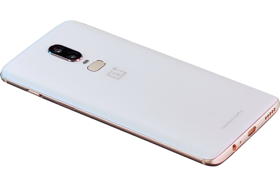 Bild In mattem Weiß wirkt das OnePlus 6 ebenfalls sehr edel, Perlenpuder soll mit seinem leichten Schimmer-Effekt das Design unterstreichen. [Foto: OnePlus]