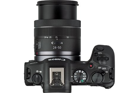 Bild Dank ergonomischen Handgriff lässt sich die Canon EOS R8 prima und ermüdungsfrei in der Hand halten. [Foto: MediaNord]