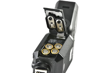 Bild Bei Verwendung von Alkaline-Batterien im Fujifilm EF-X500 können diese nämlich derart überhitzen, dass man sich an ihnen Verbrennungen zuziehen kann. [Foto: Fujifilm]