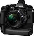 Mit dem Batteriegriff sieht die Olympus OM-D E-M1 wie eine erwachsene Kamera aus. [Foto: Olympus]