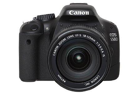 Canon EOS 550D mit EF-S 18-135 IS [Foto: Canon]