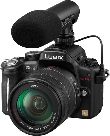 Bild Panasonic Lumix DMC-GH2 mit G Vario 1:4-5.8 14-140 mm und aufgsetztem Mikrofon [Foto: Panasonic]
