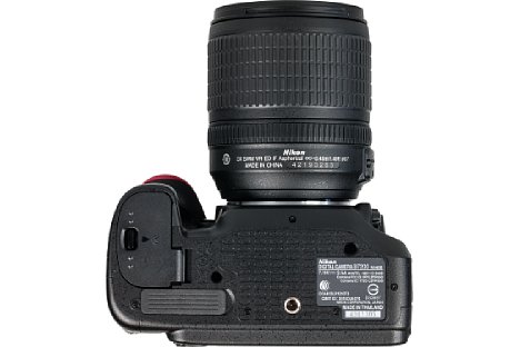 Bild Das Stativgewinde der Nikon D7200 sitzt ordnungsgemäß in der optischen Achse, wenn auch etwas weit hinten, wodurch die Kamera auf dem Stativ etwas frontlastig wird. [Foto: MediaNord]