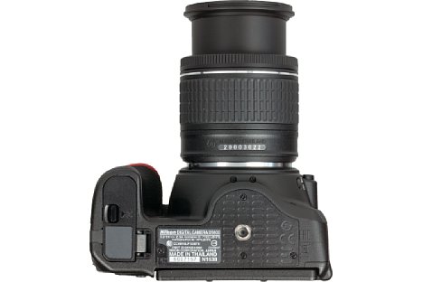 Bild Das Metallstativgewinde der Nikon D5600 sitzt in der optischen Achse, das weit entfernte Batteriefach lässt sich auch mit angesetzter Schnellwechselplatte problemlos öffnen. [Foto: MediaNord]