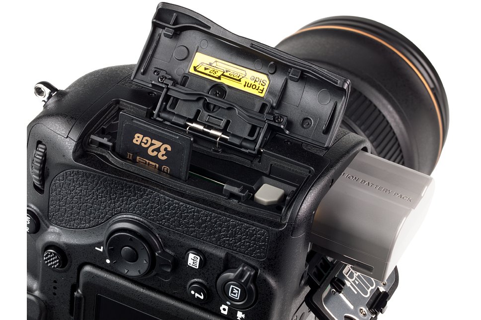 Bild Dank doppeltem Speicherkartenfach lassen sich bei der Nikon D580 gleichzeitig eine UHS-II SD-Karte und eine XQD-Karte verwenden. Nach CIPA-Standard schafft die Kamera mit einer Akku-Ladung 1.840 Aufnahmen. [Foto: MediaNord]