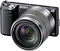 Sony NEX-5N schwarz und E 18-55 mm OSS [Foto: Sony]