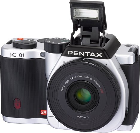 Bild Pentax K-01 mit smc DA 40 mm 2.8 XS [Foto: Pentax]
