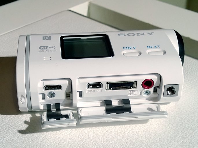 Bild Sony HDR-AS100V Schnittstellen von links nach rechts: Micro-USB, HDMI, Spezialanschluss (u. a. für ansteckbaren Klappbildschirm), Mikrofonanschluss. [Foto: MediaNord]