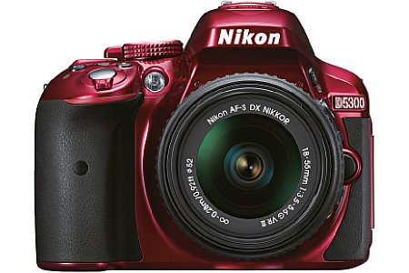 Nikon D5300 mit 18-55 mm VR II. [Foto: Nikon]