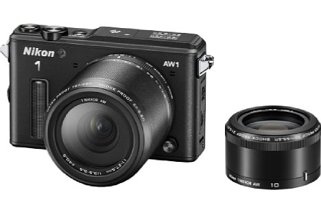 Bild Im Herbst 2013 kam die Nikon 1 AW1 auf den Markt, die erste Wechselobjektivkamera, mit der man ohne extra Schutzgehäuse tauchen gehen konnte. Zwei wasserdichte Objektive gab es dafür: das Zoom AW 11-27,5 mm und die Festbrennweite AW 10 mm. [Foto: Nikon]