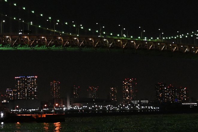 Bild Ausschnitt aus dem eben gezeigten Foto von der Rainbow-Bridge in Tokyo aus der Hand fotografiert von fahrenden (und vibrierenden) Boot. Trotzdem scharf. [Foto: MediaNord]