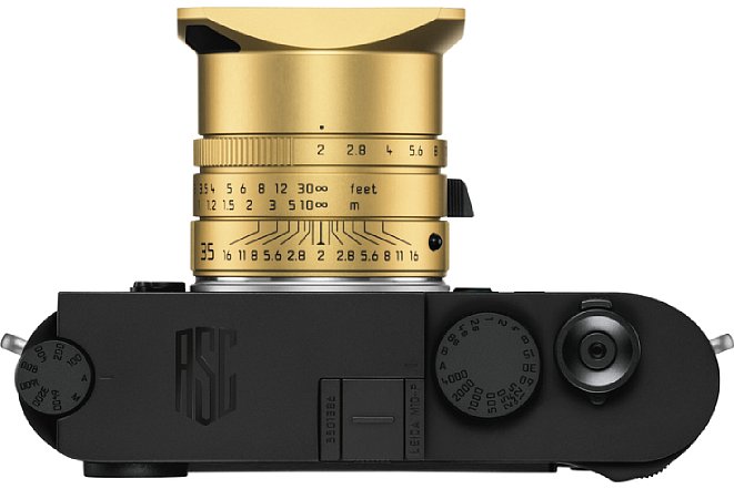 Bild Mit seiner goldenen Eloxierung, die an Messingobjektive erinnern soll, steht das Leica Summicron-M 1:2/35 Asph. im Kontrast zum Kameradesign der Leica M10-P "ASC 100 Edition". [Foto: Leica]