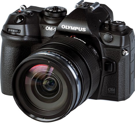 Bild Die OM System OM-1, hier mit dem alten Olympus 12-40 mm F2.8 ED Pro, ist unverkennbar das Nachfolgemodell der Olympus OM-D E-M1 Mark III. Das robustere Gehäuse besitzt die Schutzklasse IP53. [Foto: MediaNord]