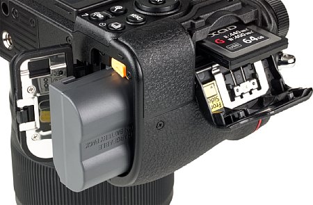 Bild The supplied Nikon EN-EL15b battery can be charged directly in the camera. The older types EN-EL15 and EN-EL15a also fit, but can only be charged in the charger supplied with the camera. [Photo: MediaNord]
