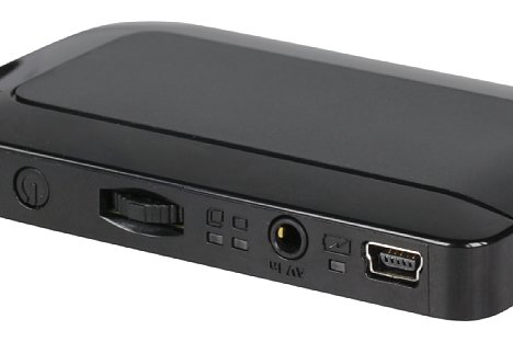 Bild Die Anschlüsse des Zeiss Cinemizer OLED umfassen unter anderem einen AV-Eingang und eine USB-Schnittstelle zum Laden des integrierten Akkus. Die wenigen Menüs werden über die drückbare Wippe gesteuert. [Foto: MediaNord]