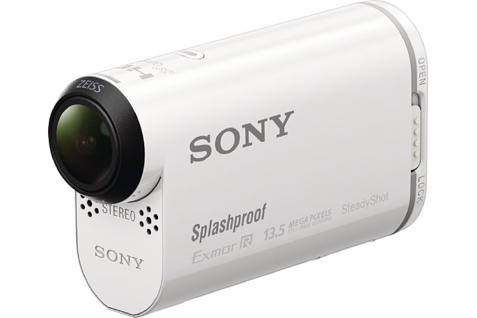 Bild Die andere Seite der Sony HDR-AS100V hat keinerlei Bedienelemente. Auf der Vorderseite befinden sich das 170°-Objektiv und das Stereomikrofon.  [Foto: Sony]
