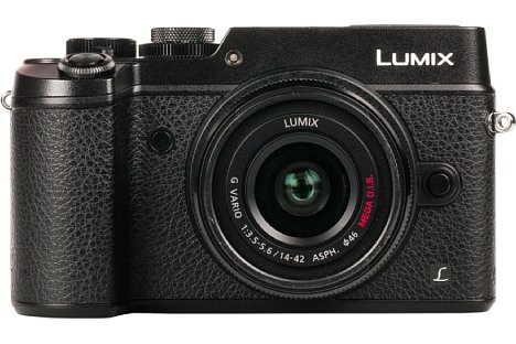 Bild Am 14-42mm-Objektiv lässt sich unschwer erkennen, dass die Panasonic Lumix DMC-GX8 keine kleine Kamera mehr ist. [Foto: MediaNord]