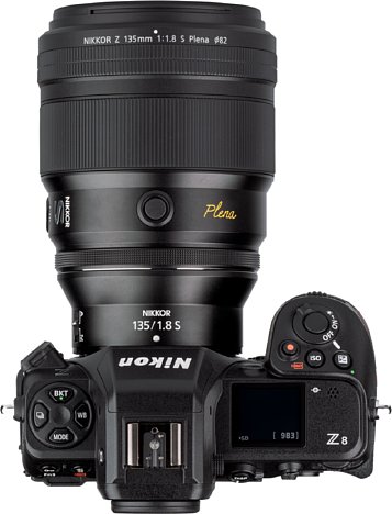 Bild Gegen das riesige Nikon Z 135 mm F1.8 S Plena wirkt selbst die große Z 8 zierlich. Die Kombination bringt fast 1,9 Kilogramm auf die Waage. [Foto: MediaNord]