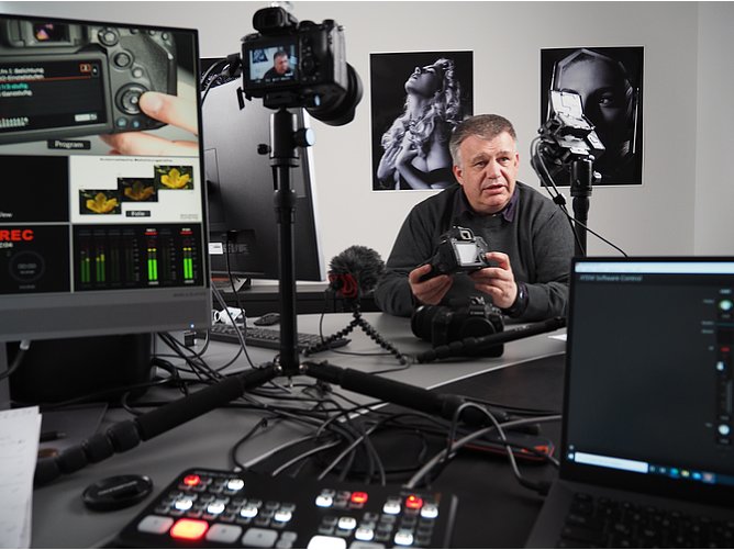 Bild Ernst Ulrich Soja bei der Produktion des Schulungsvideo "Fortgeschrittenen-Kurs für Canon". [Foto: MediaNord]