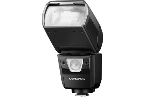 Bild Der Reflektor des Olympus FL-900R lässt sich um 180 Grad schwenken sowie um 90 Grad neigen. [Foto: Olympus]