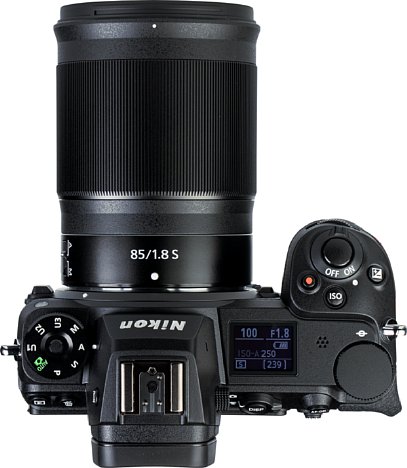 Bild Mit gut zehn Zentimetern ist das Nikon Z 85 mm F1.8 S etwas länger als seine Brennweite und gut als kleines Teleobjektiv erkennbar. [Foto: MediaNord]