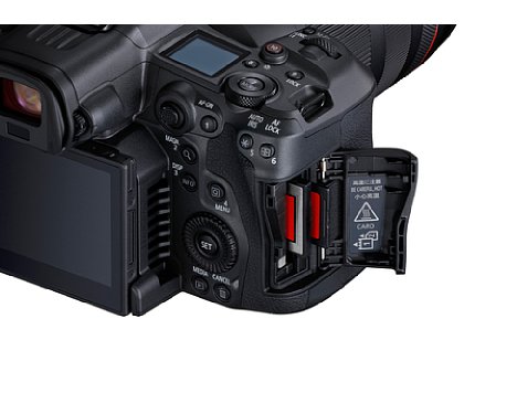 Bild Die Canon EOS R5 C ist Steckplätzen für eine CFexpress-und eine SD-Speicherkarte ausgestattet. Um die Videoaufnahmefähigkeiten auszureizen, sind entsprechend schnelle Speicherkarten Voraussetzung. Schön zu sehen ist auch der Lüfter-Eingang. [Foto: Canon]