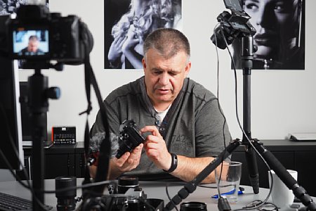 Ernst Ulrich (Uli) Soja erklärt für ein Schulungs-Video eine Olympus-Kamera. [Foto: MediaNord]