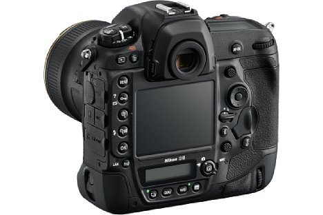 Bild Die Nikon D5 verfügt über einen acht Zentimeter großen Monitor, der äußerst feine 2,36 Millionen Bildpunkte auflöst. Auch ein Livebild kann darauf angezeigt werden. [Foto: Nikon]