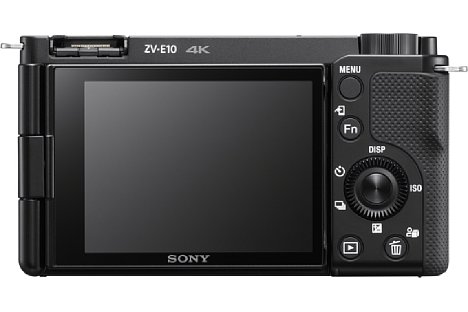 Bild Die Sony ZV-E10 verzichtet zwar auf einen elektronischen Sucher, dafür ist aber das Gehäuse besonders kompakt und der Touchscreen lässt sich seitlich schwenken und drehen. [Foto: Sony]