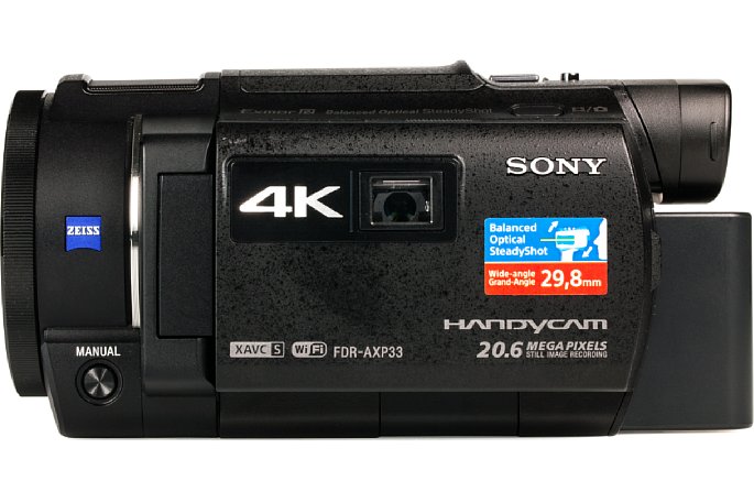 Bild Von der Seite siehst du, dass beim Sony FDR-AXP33 der Akku weiter vorsteht als der eingeschobene Videosucher. [Foto: MediaNord]